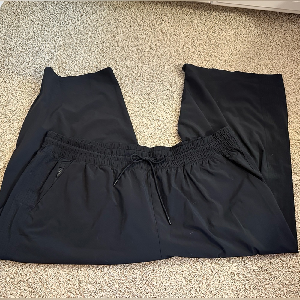 ATHLETA size 26 Avenue Black Wide Leg Capris $98 Favorite style of all time!